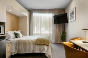 Pool & River Views - 600m to CBD